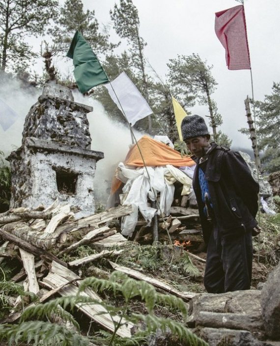 Beerdigung in den Bergen Nepals - A World in Distress Bildband - Weinert Brothers