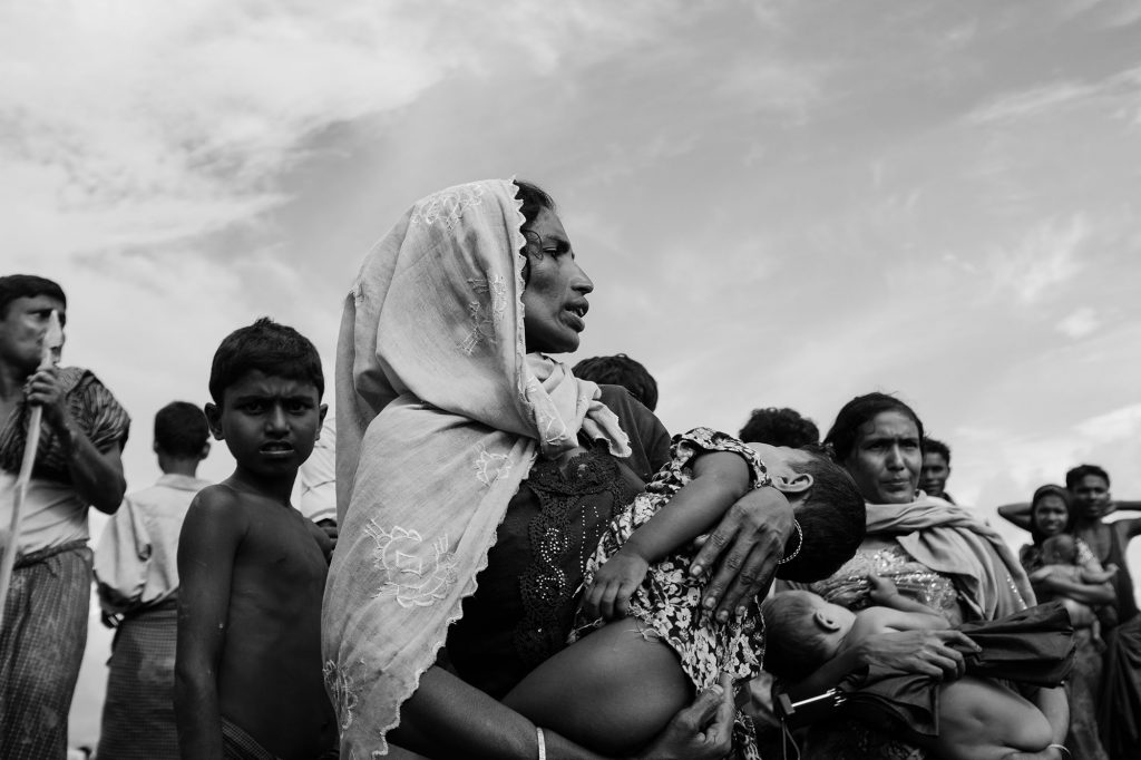 Eine Rohingya-Mutter hält ihr erschöpftes Kind in den Armen, Bangladesch, 2017.