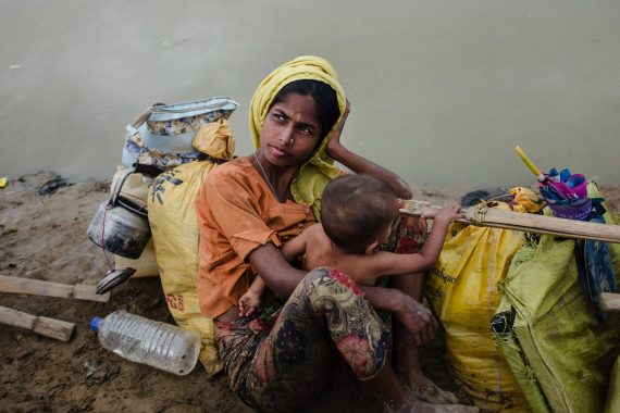 Eine Rohingya-Frau warten mit ihrem Kind im Niemandsland zwischen Myanmar und Bangladesch, 2017.