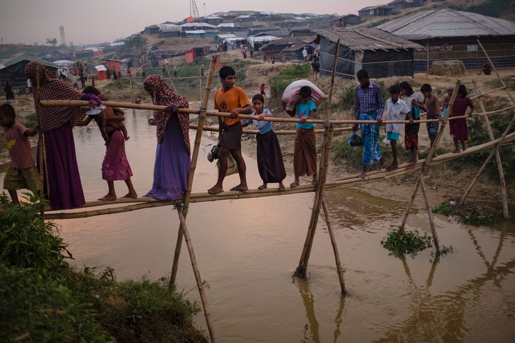 Rohingya balancieren über eine improvisierte Brücke im Kutupalong-Flüchtlingscamp, Bangladesch, 2017.