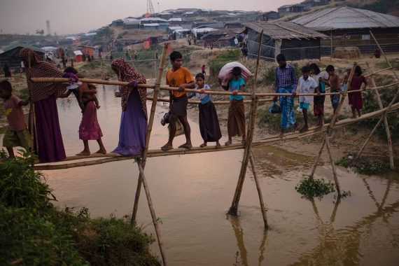 Rohingya balancieren über eine improvisierte Brücke im Kutupalong-Flüchtlingscamp, Bangladesch, 2017.
