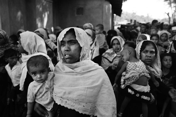 Rohingya-Frauen und ihre Kinder warten vor einer Nahrungsmittelausgabestelle, Bangladesch, 2017.
