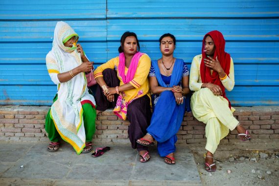 Eine Gruppe von Transgender-Bettlerinnen pausiert am Straßenrand in Neu-Delhi, Indien, 2017.