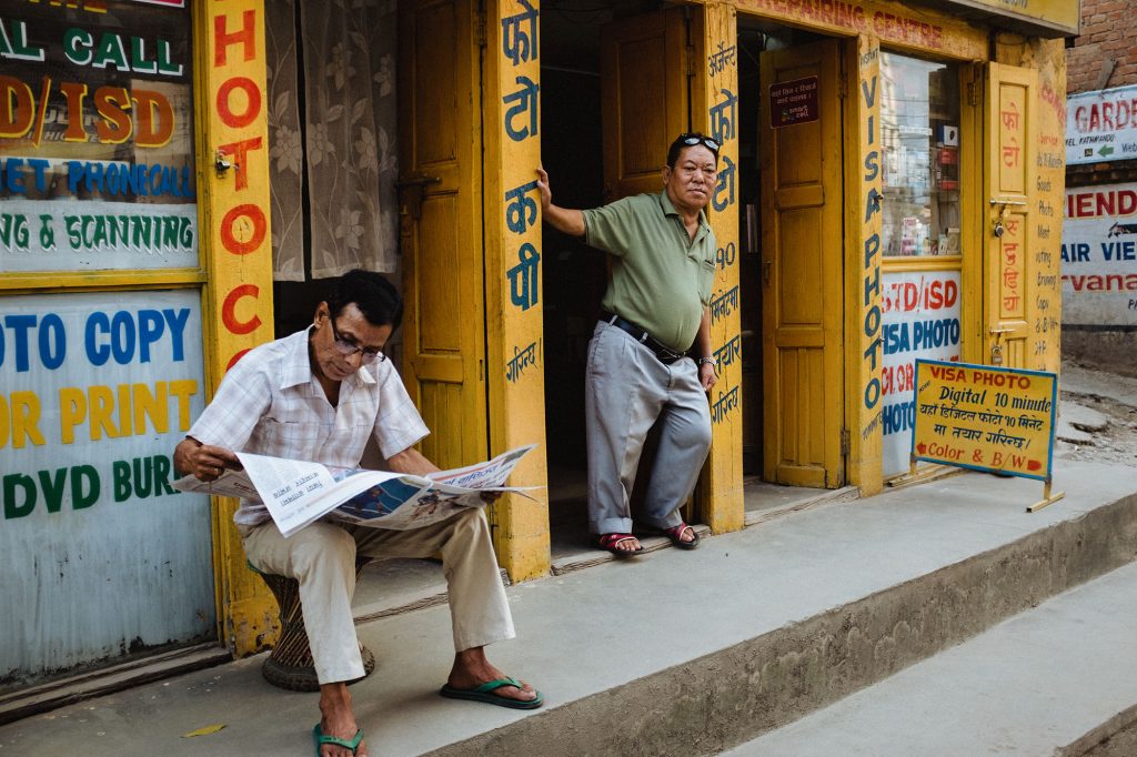 Zwei Männer vor einem Copyshop in Kathmandu, Nepal, 2017.