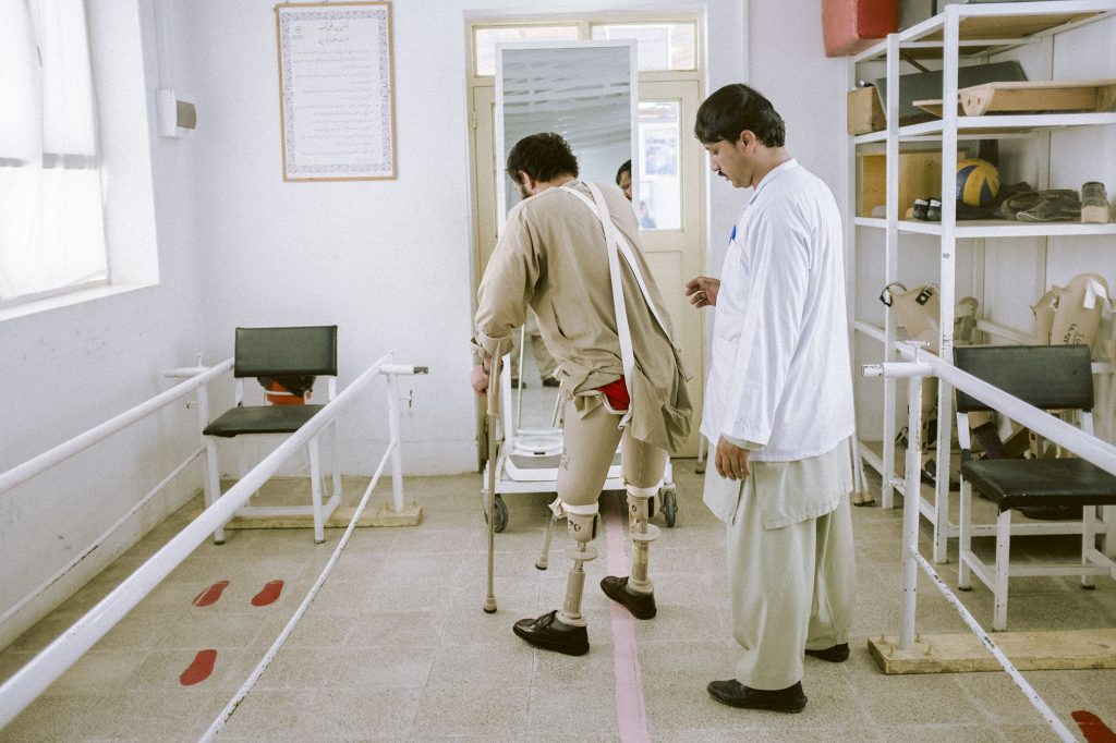 An amputee re-learns how to walk in the ICRC clinic in Lashkar Gah, Helmand, Afghanistan. August 2018.